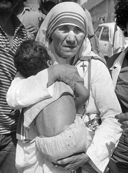 Madre Teresa de Calcuta con los pobres